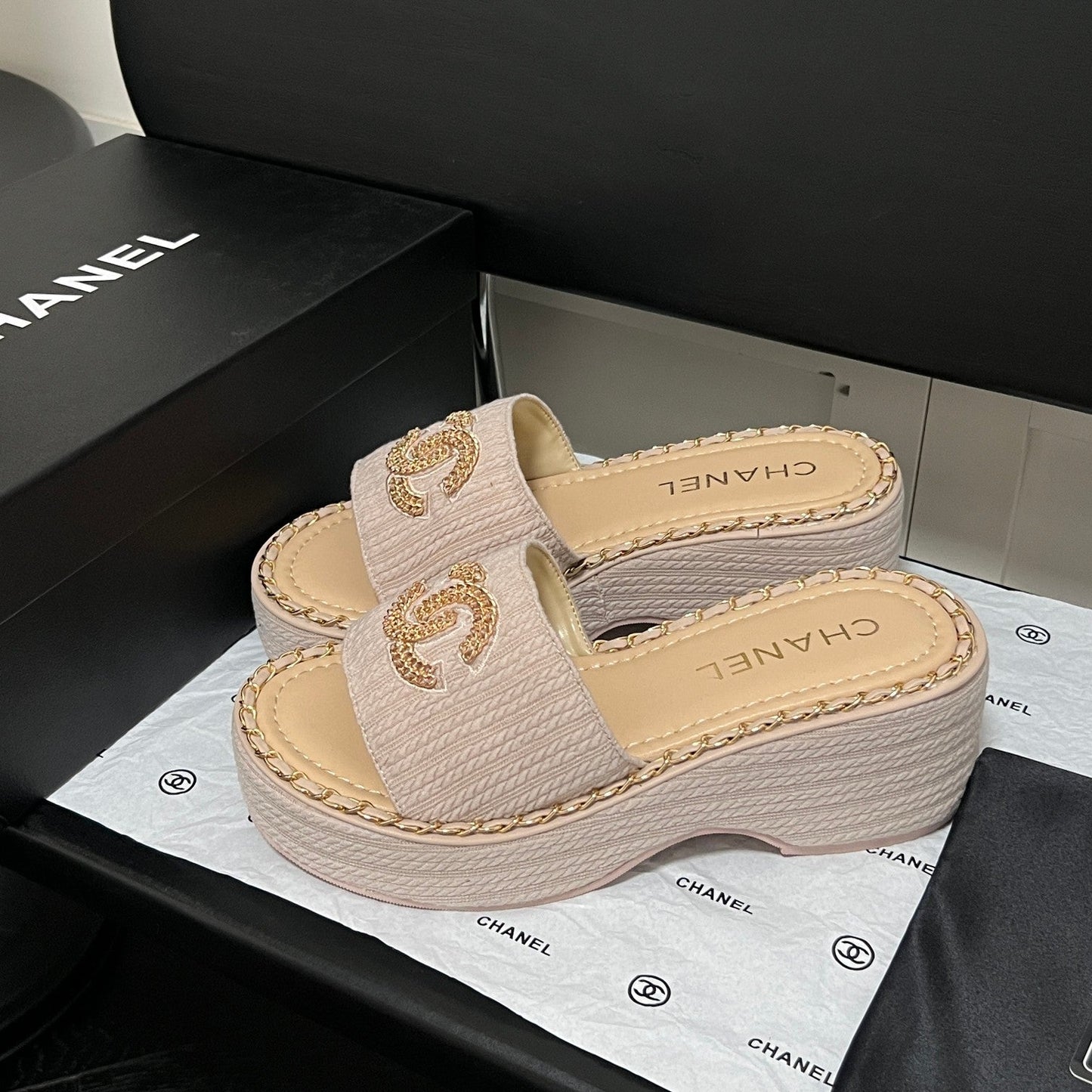 Thick-soled fashionable slippers