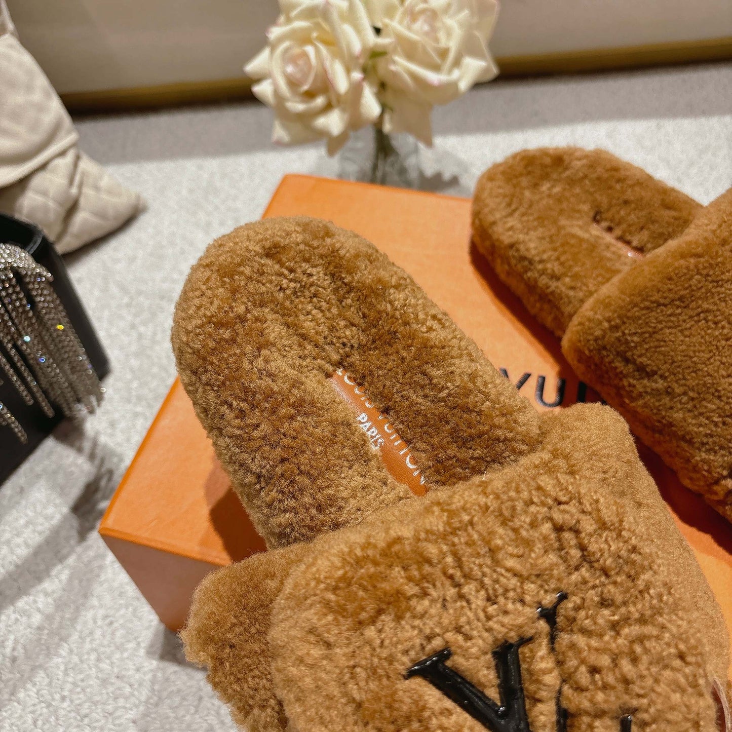 Stylish cashmere pocket slippers