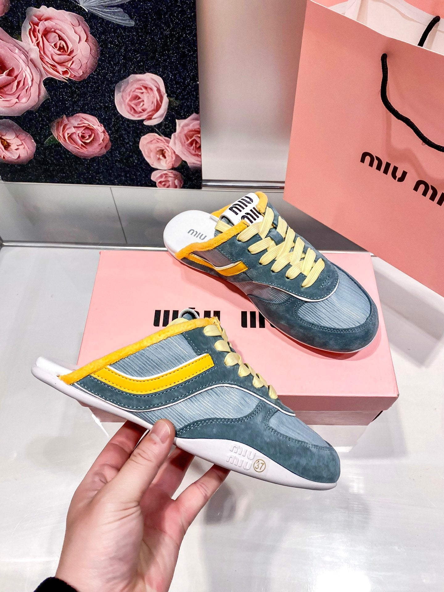 Fashion half-covered sneakers