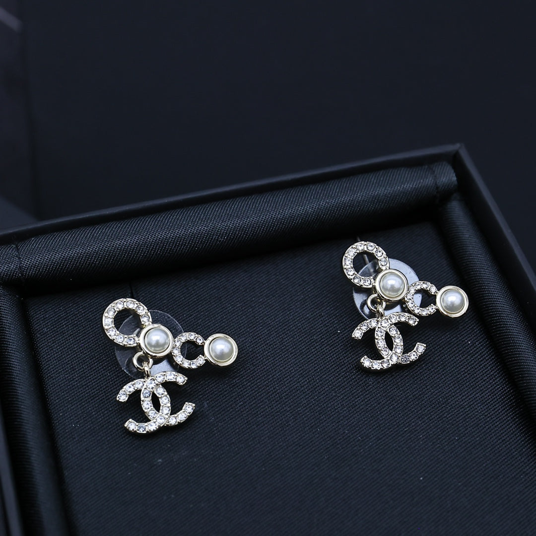 Fashionable Pearl Letter Earrings