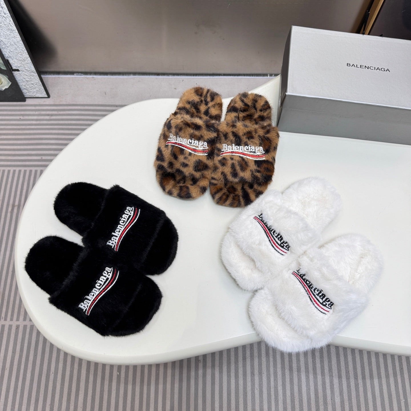 Wool embroidery slippers