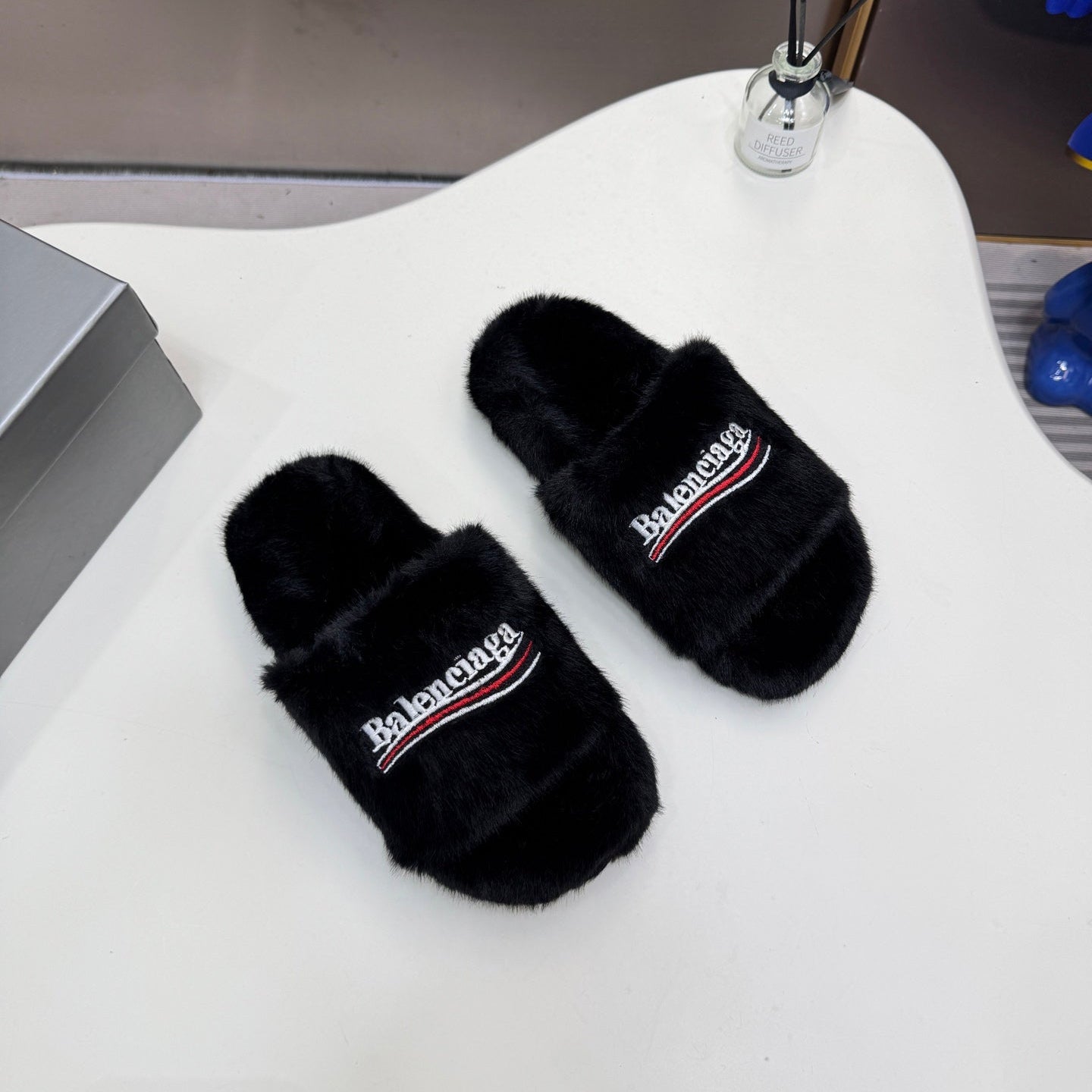 Wool embroidery slippers