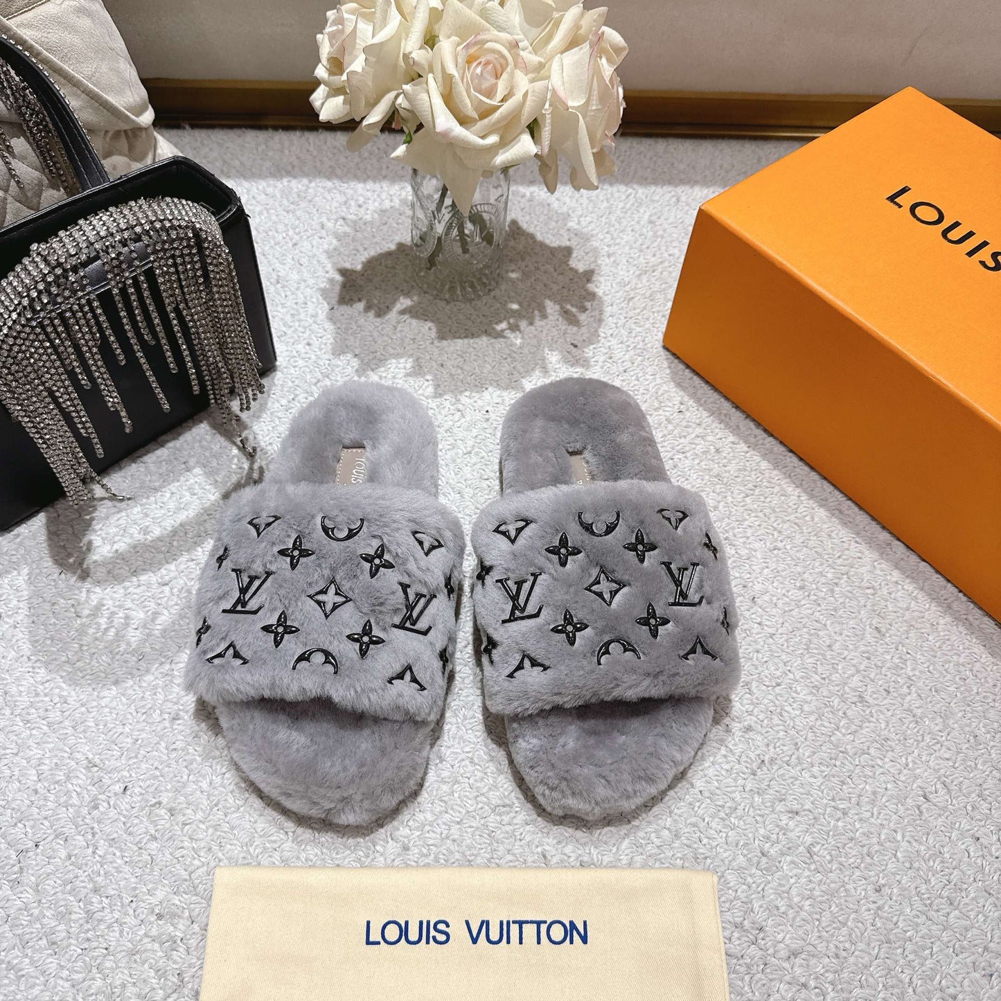 Embossed wool slippers