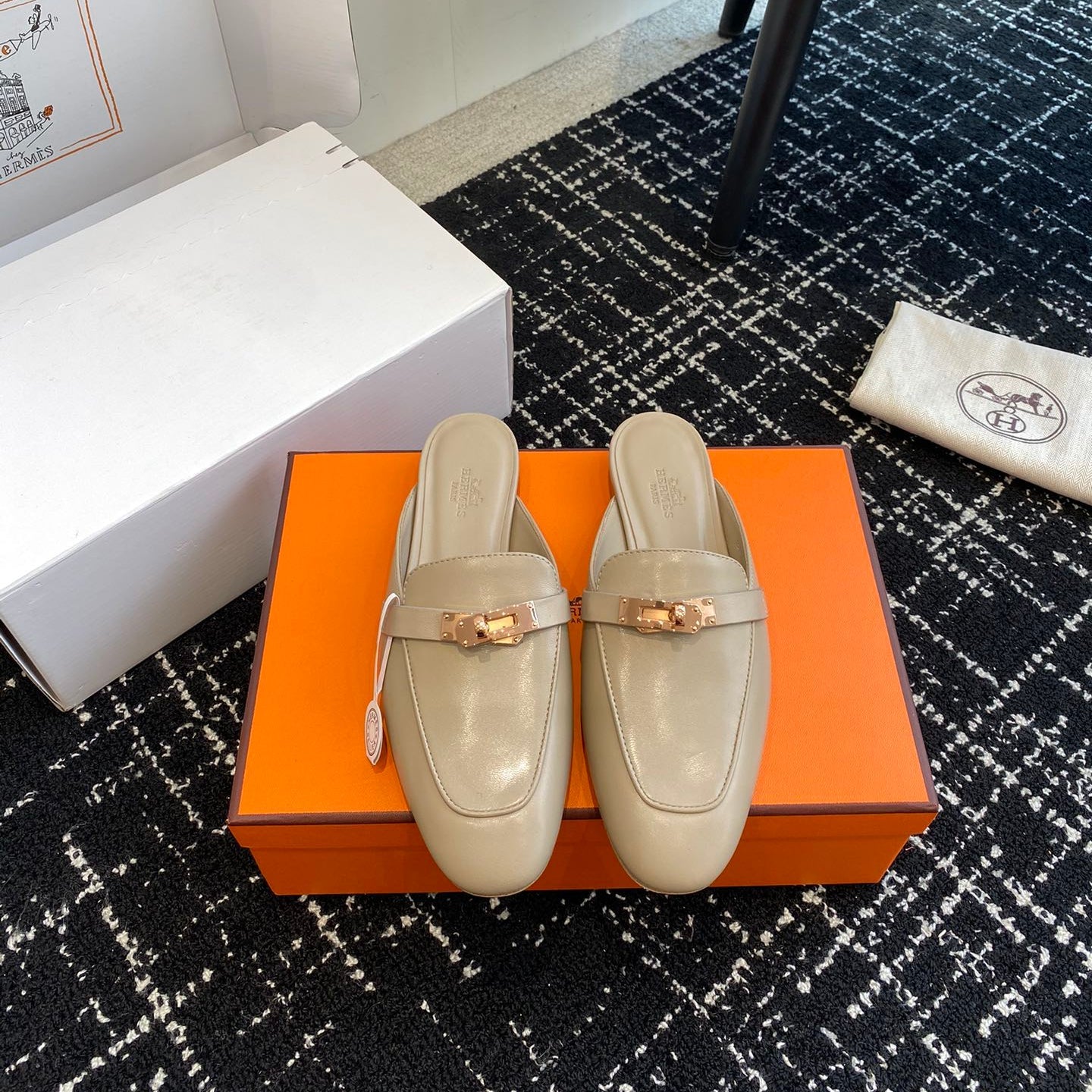 Metal buckle leather half-covered shoe