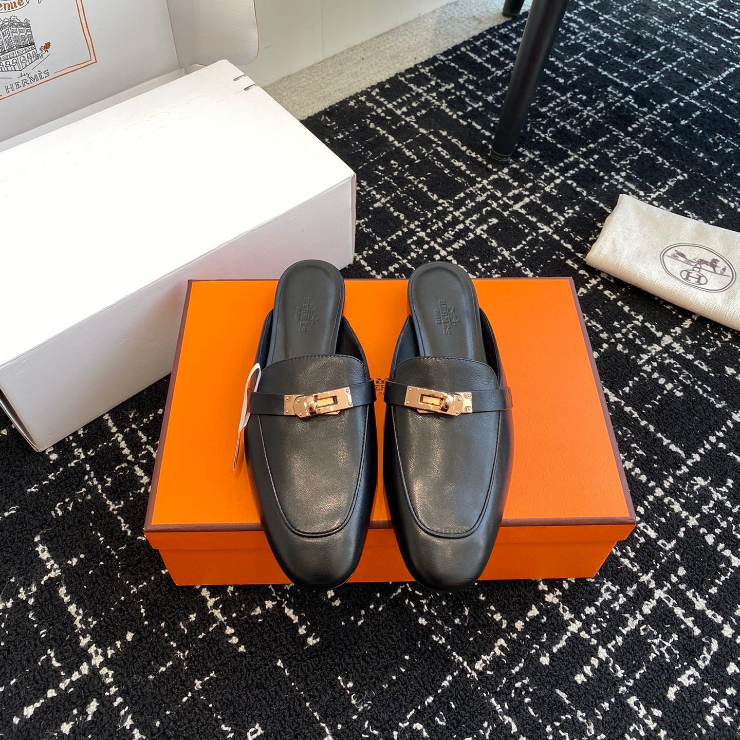 Metal buckle leather half-covered shoe