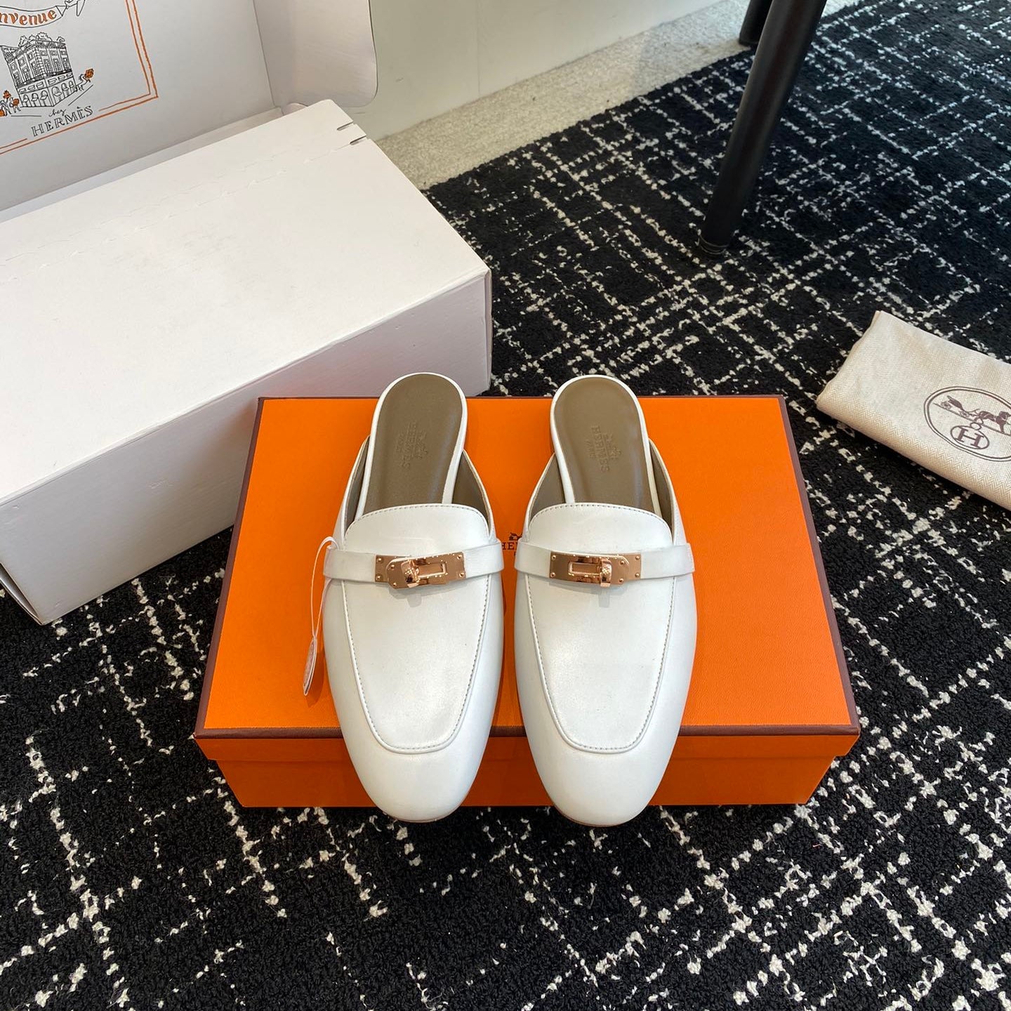 Metal buckle leather half-covered shoe