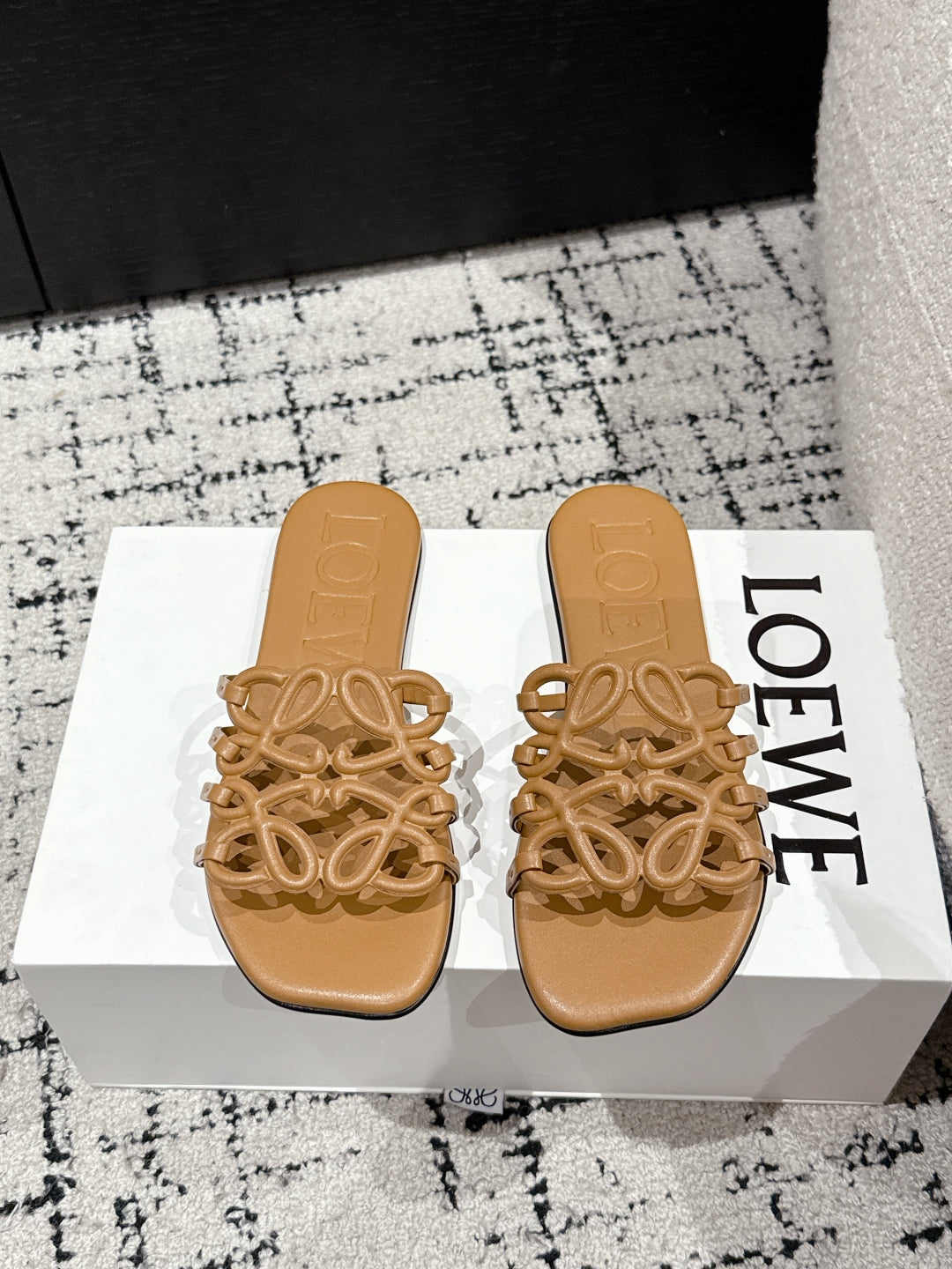 Hollow-out print flat slippers