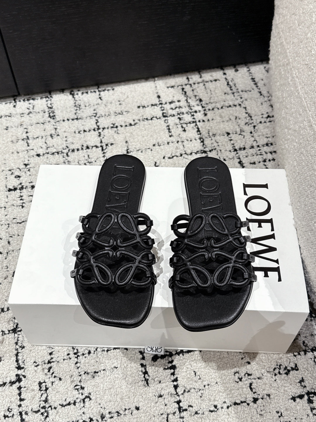 Hollow-out print flat slippers