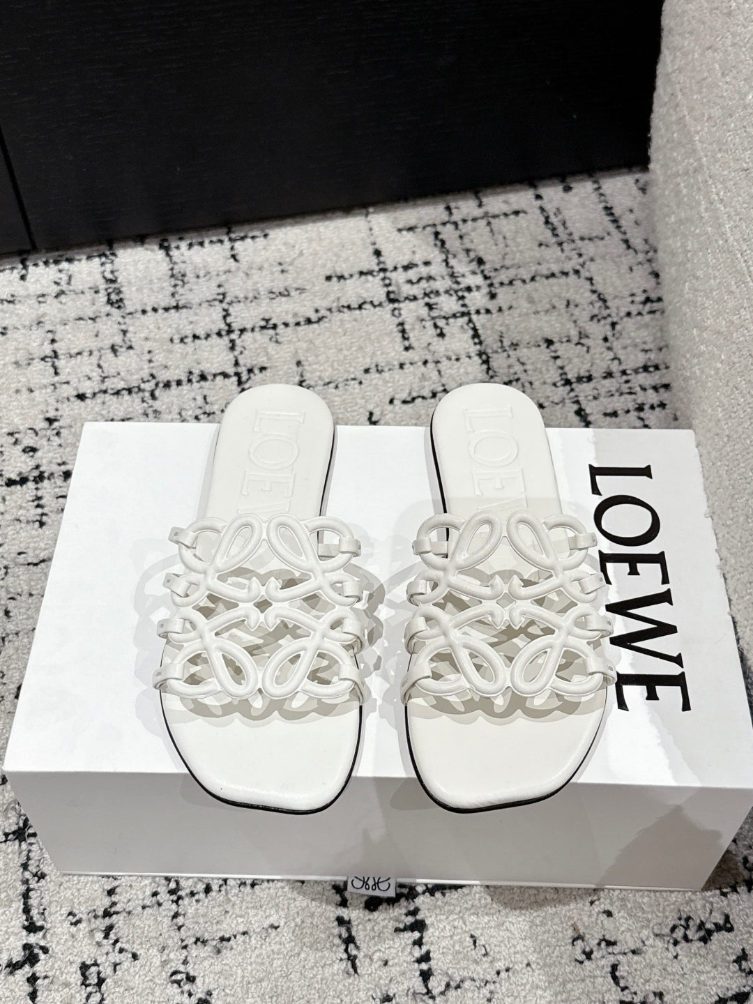 Hollow-out print flat slippers