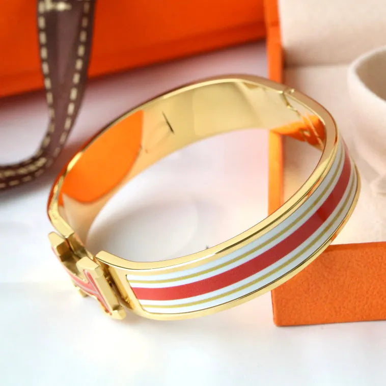 Fashionable Letter Clasp Enamel Bracelet
