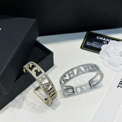 Half-circle bracelet with diamond engravings