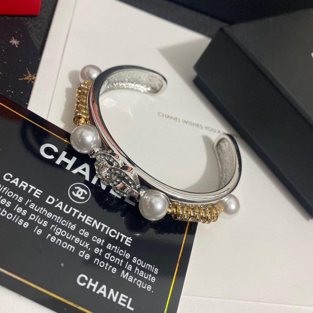 Diamond and pearl open bracelet