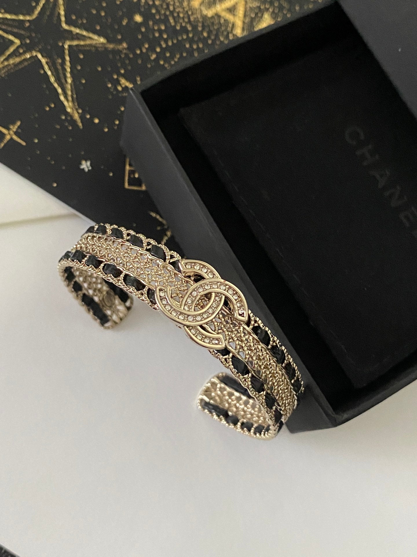 Fashionable metal patchwork bracelet