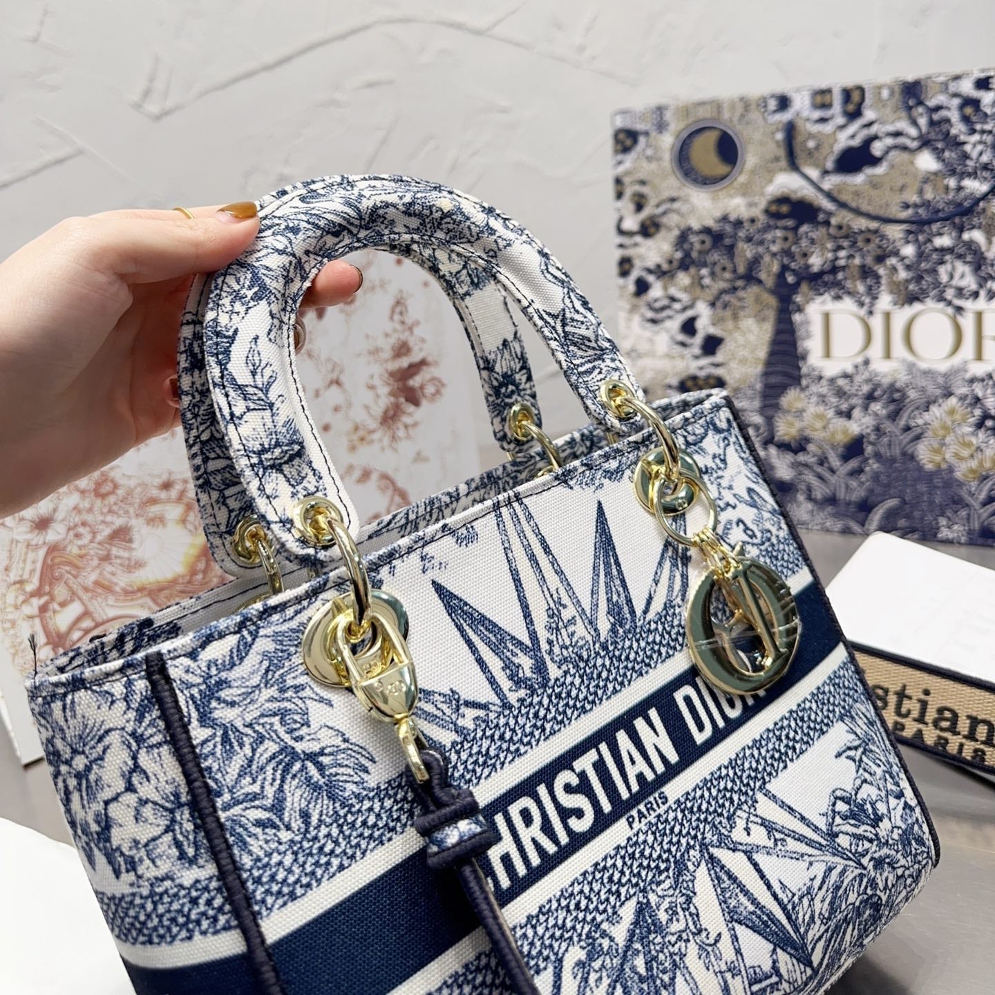Lady Embroidered Bag