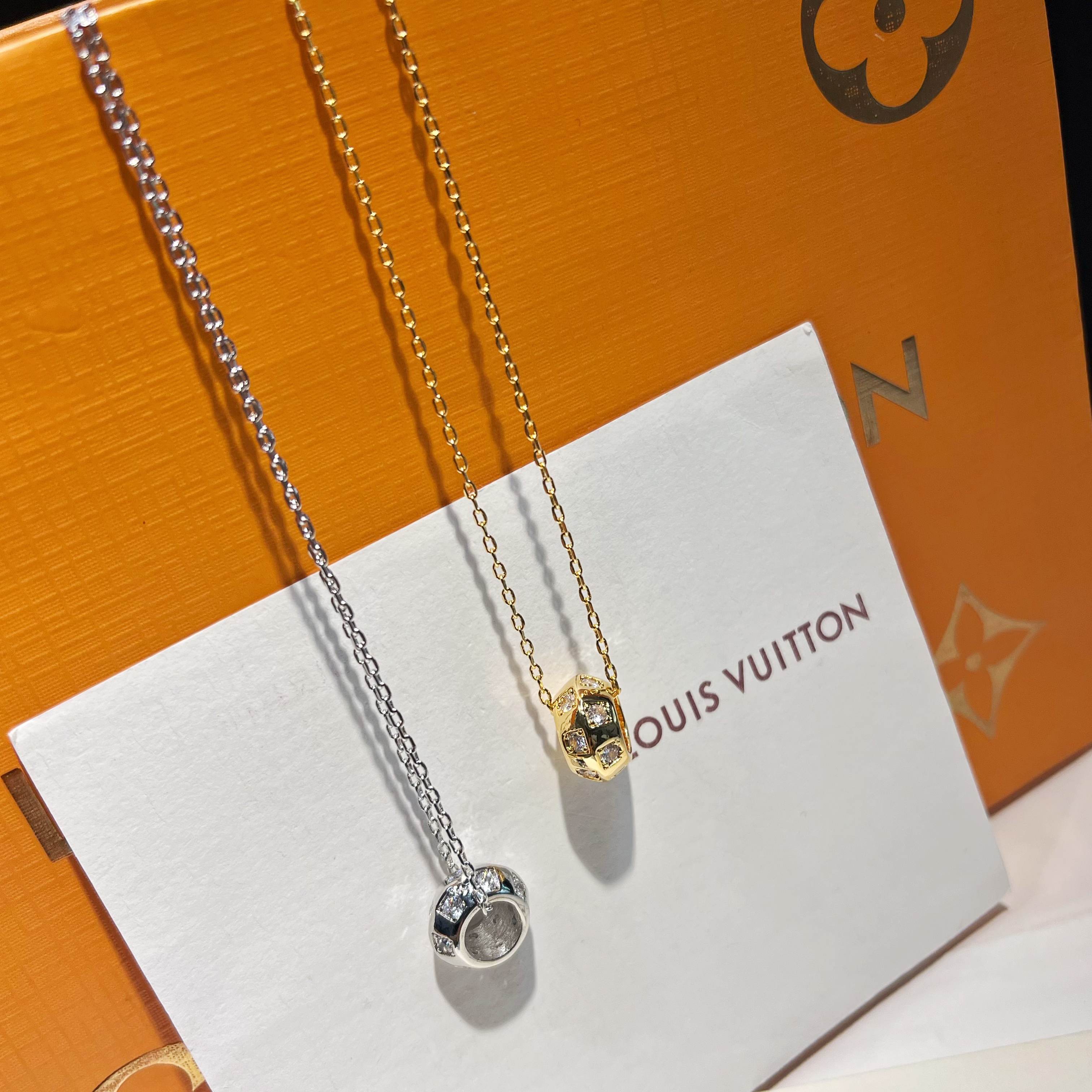 Checkerboard circle pendant necklace