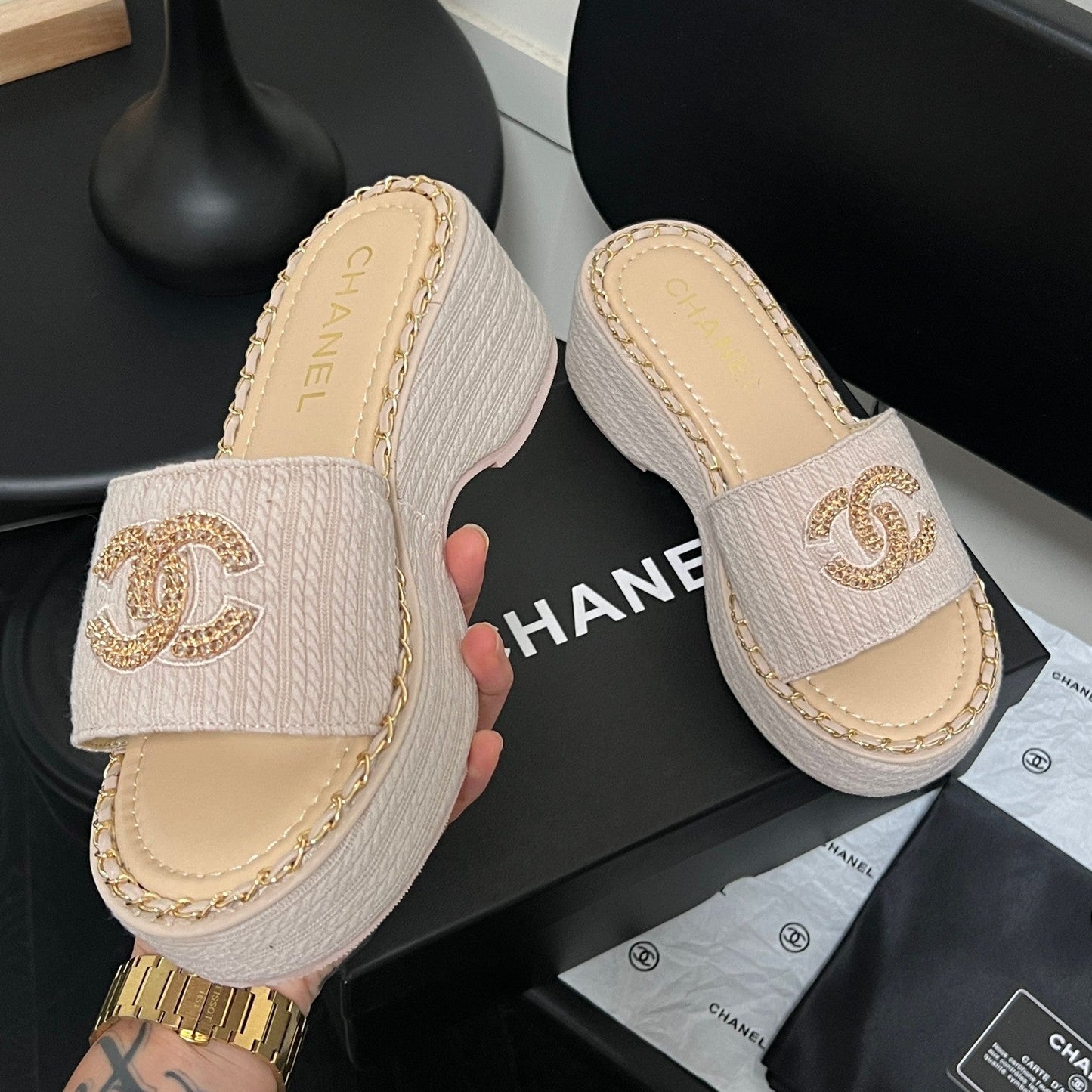 Thick-soled fashionable slippers