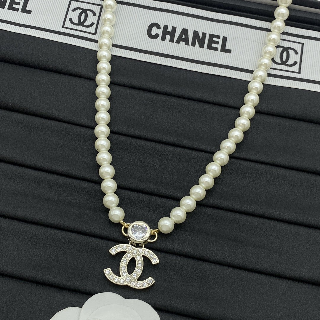 Elegant pearls necklace