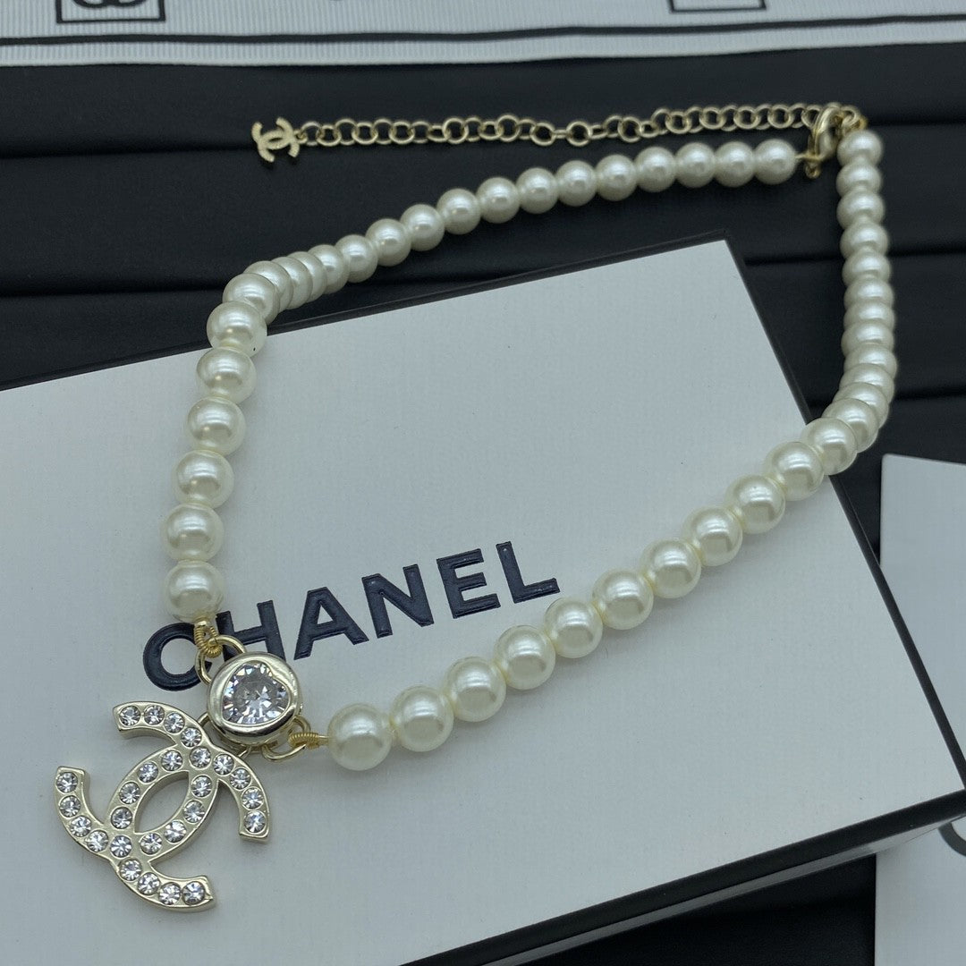 Elegant pearls necklace
