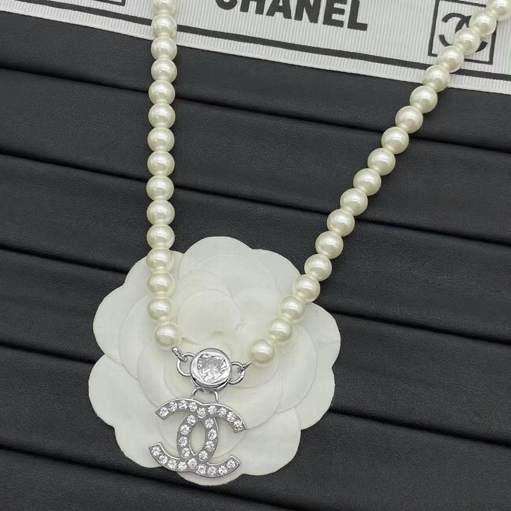 Elegant pearls necklace