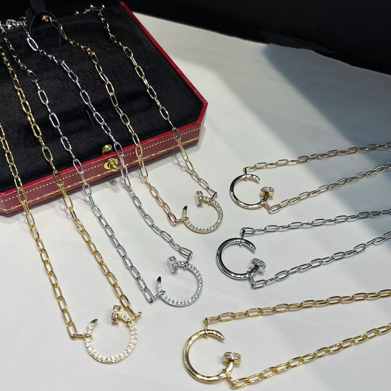 Classic stud necklace