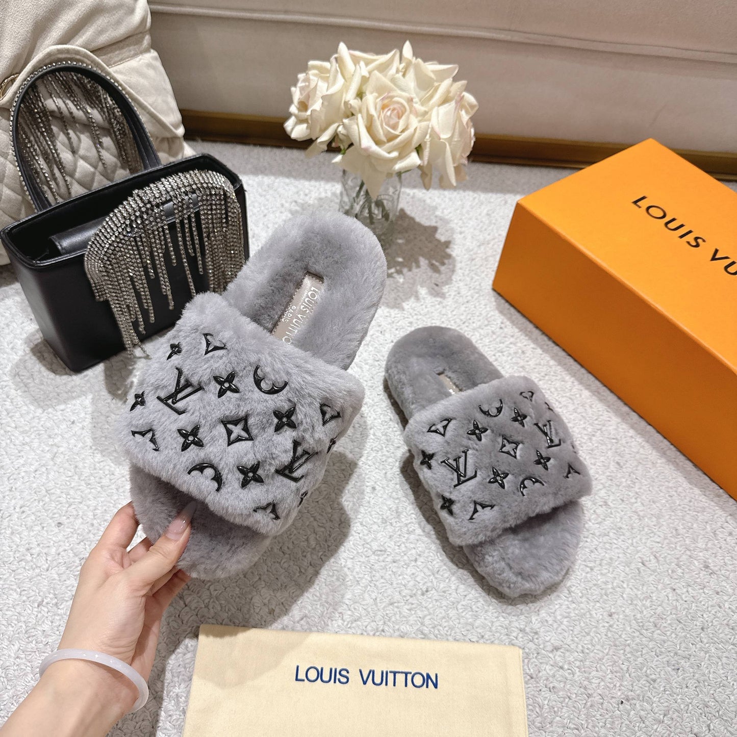 Embossed wool slippers