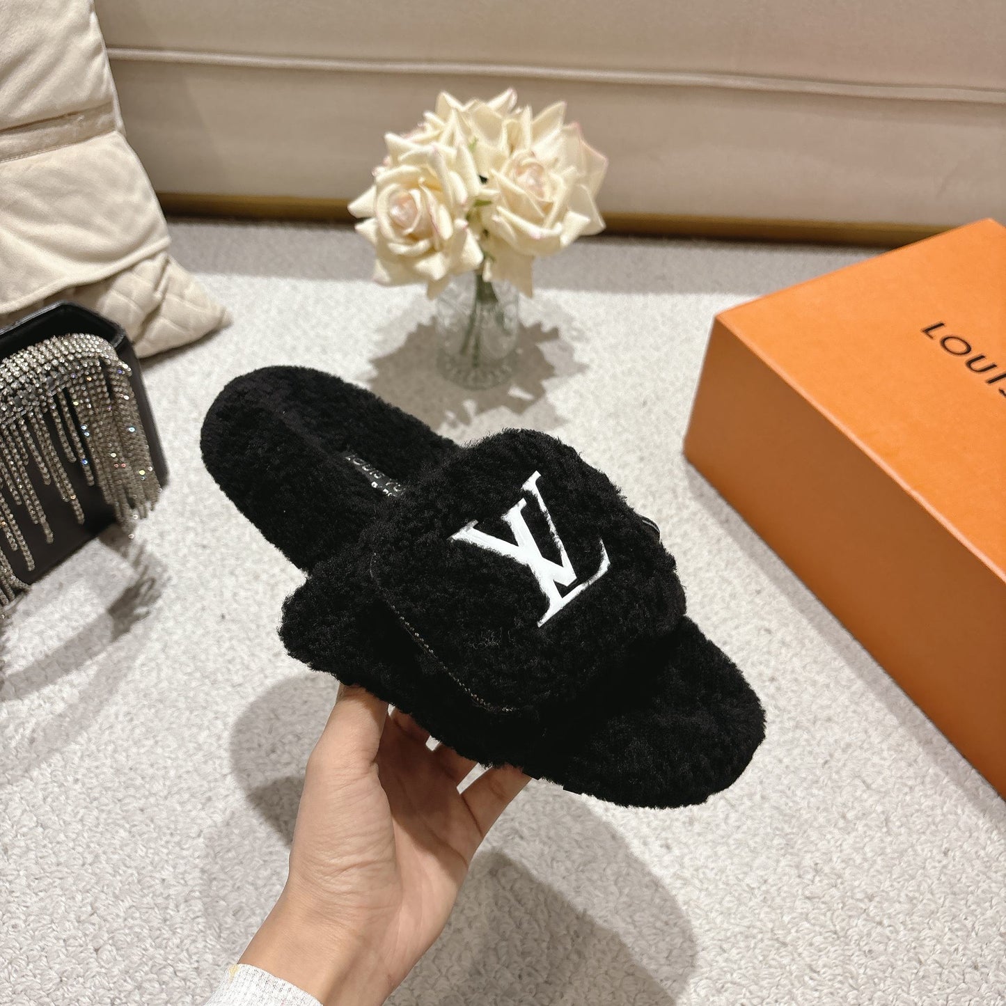 Stylish cashmere pocket slippers