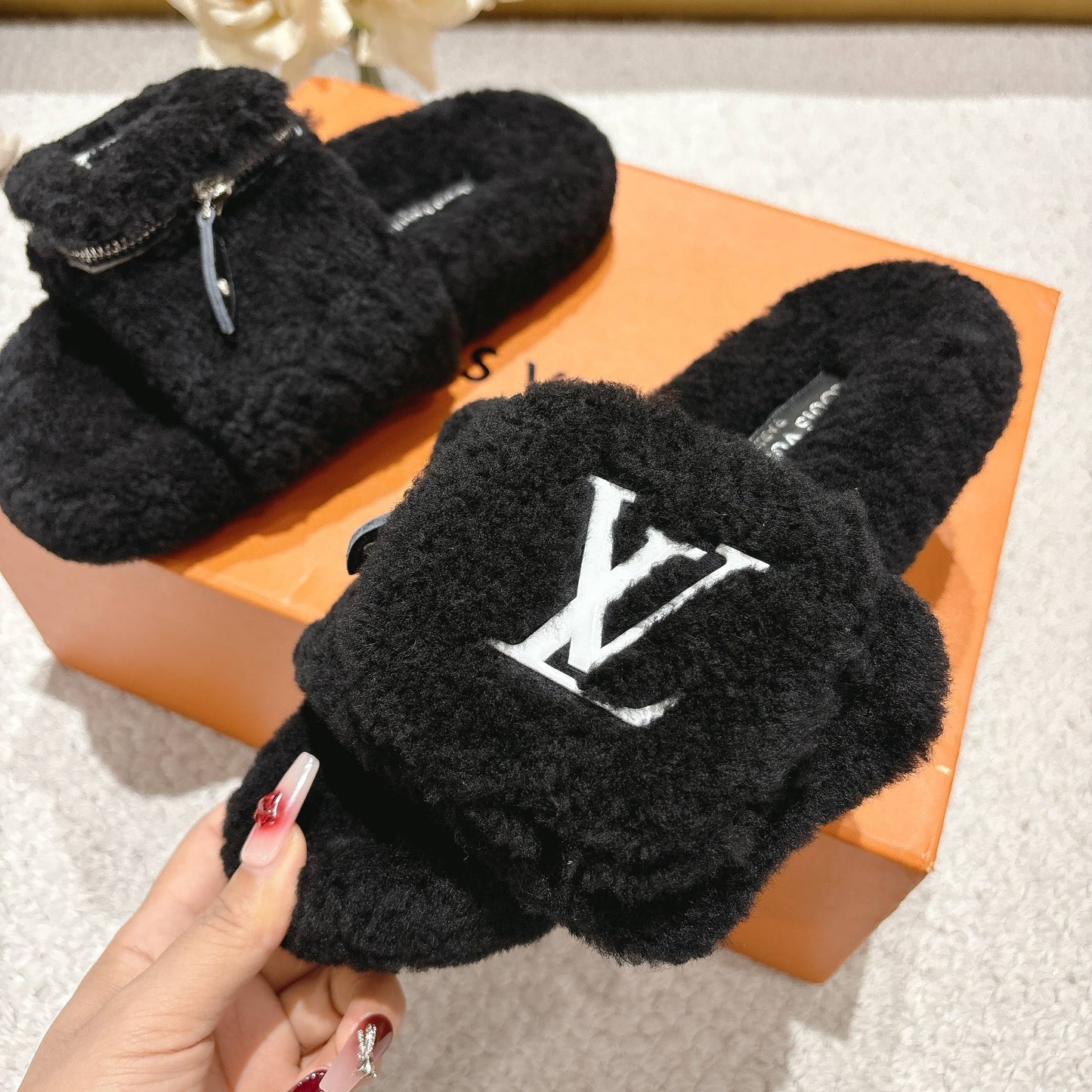 Stylish cashmere pocket slippers