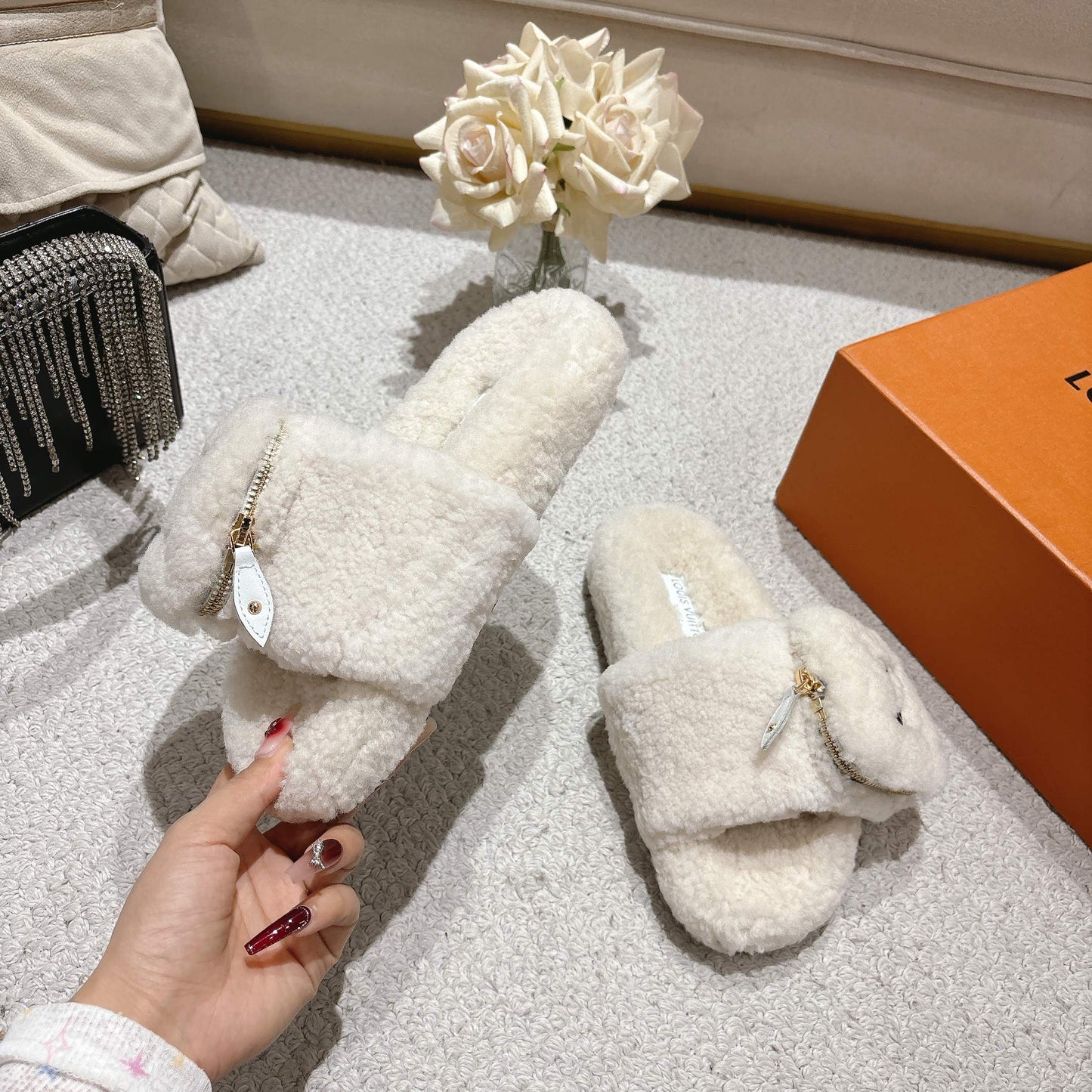 Stylish cashmere pocket slippers