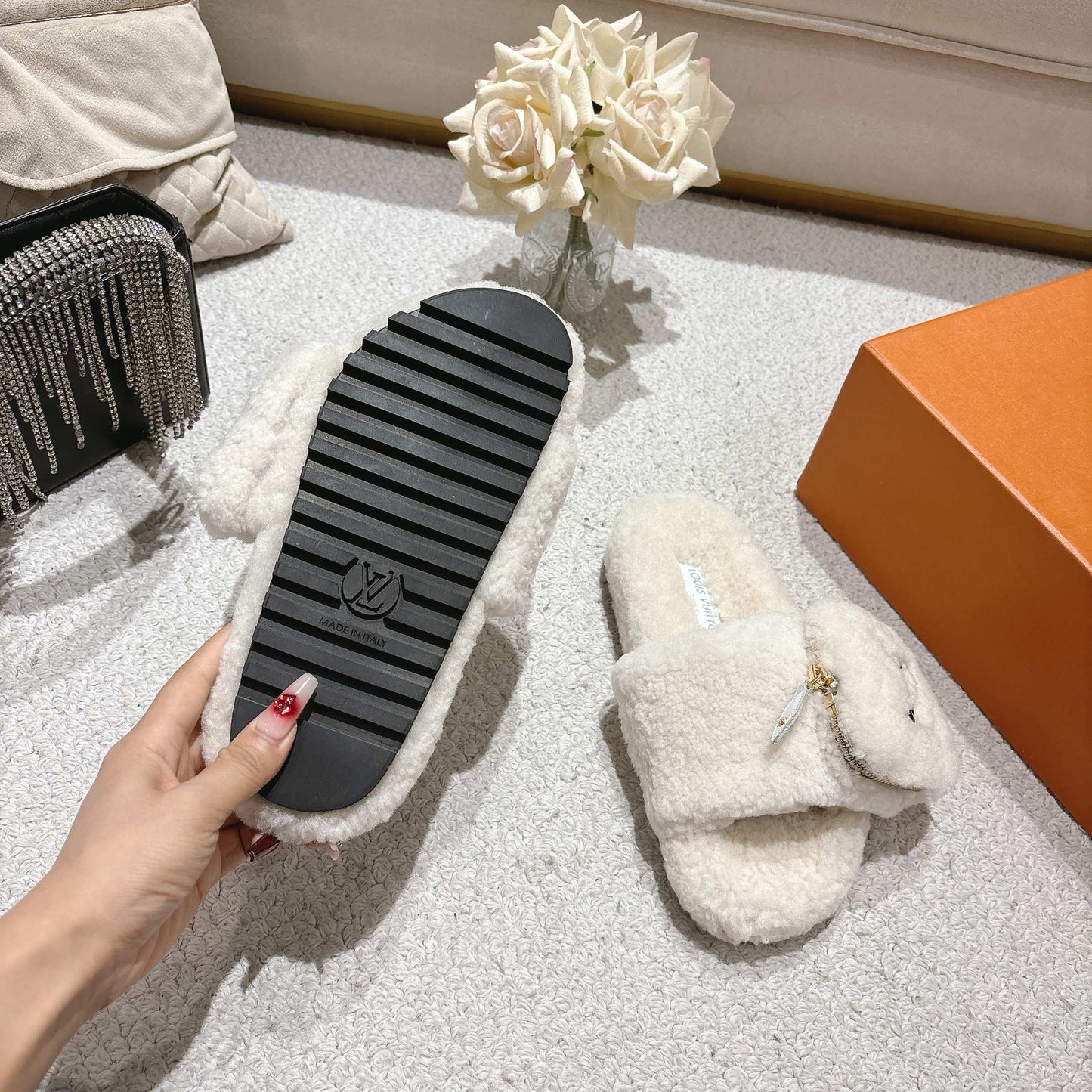 Stylish cashmere pocket slippers