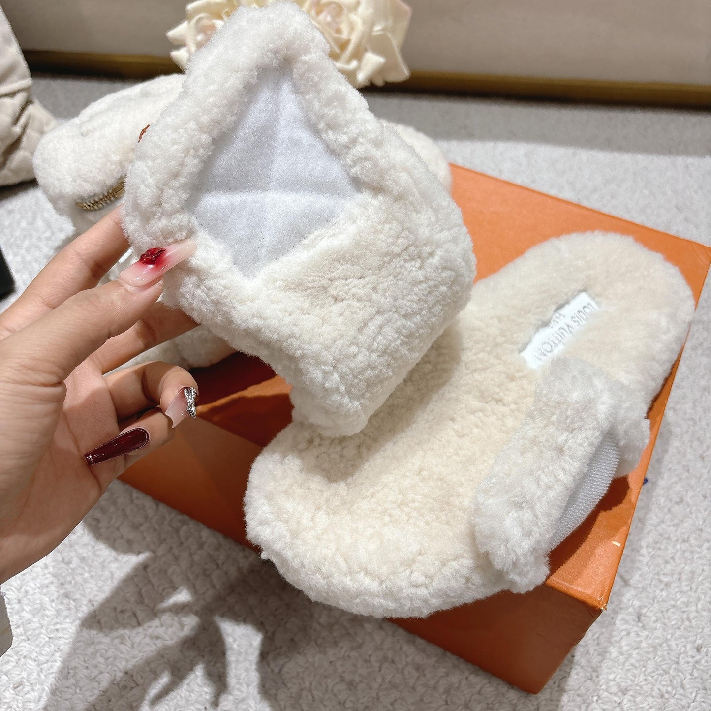 Stylish cashmere pocket slippers