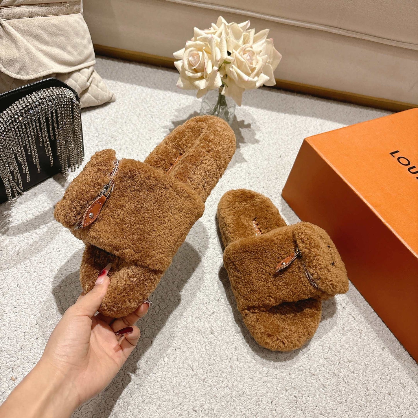 Stylish cashmere pocket slippers