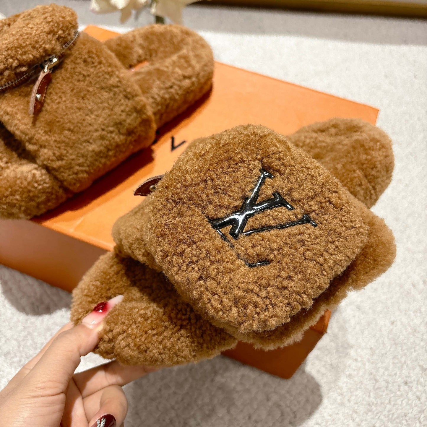 Stylish cashmere pocket slippers