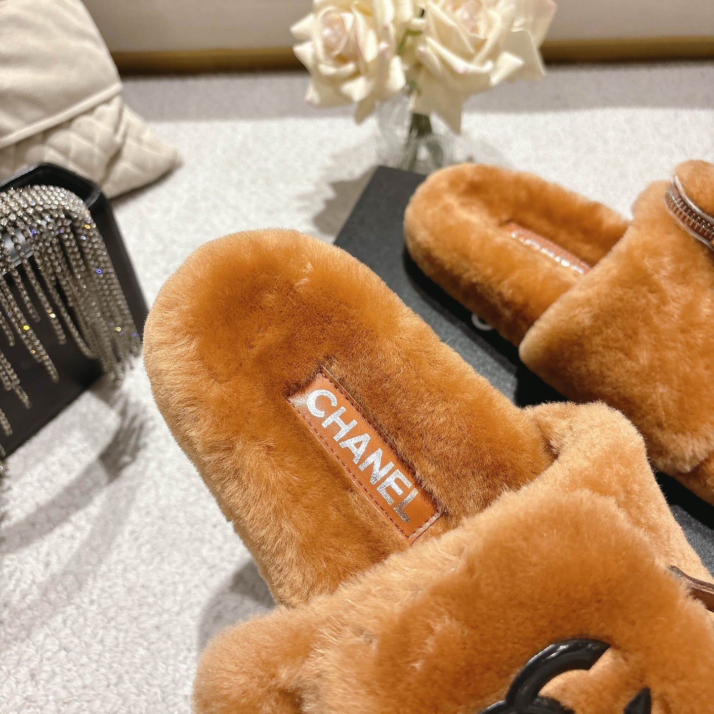 Embossed wool slippers