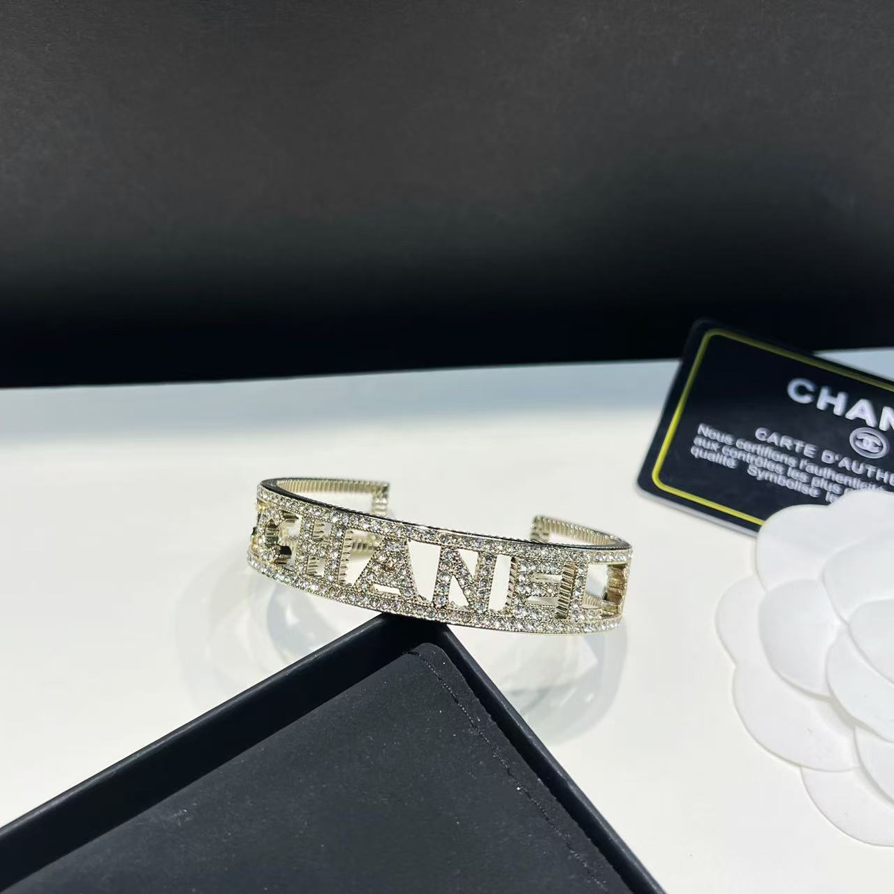 Half-circle bracelet with diamond engravings