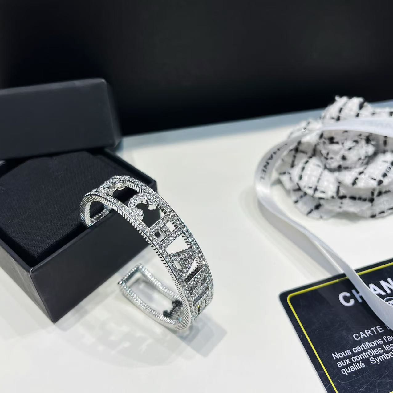 Half-circle bracelet with diamond engravings