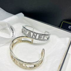 Half-circle bracelet with diamond engravings