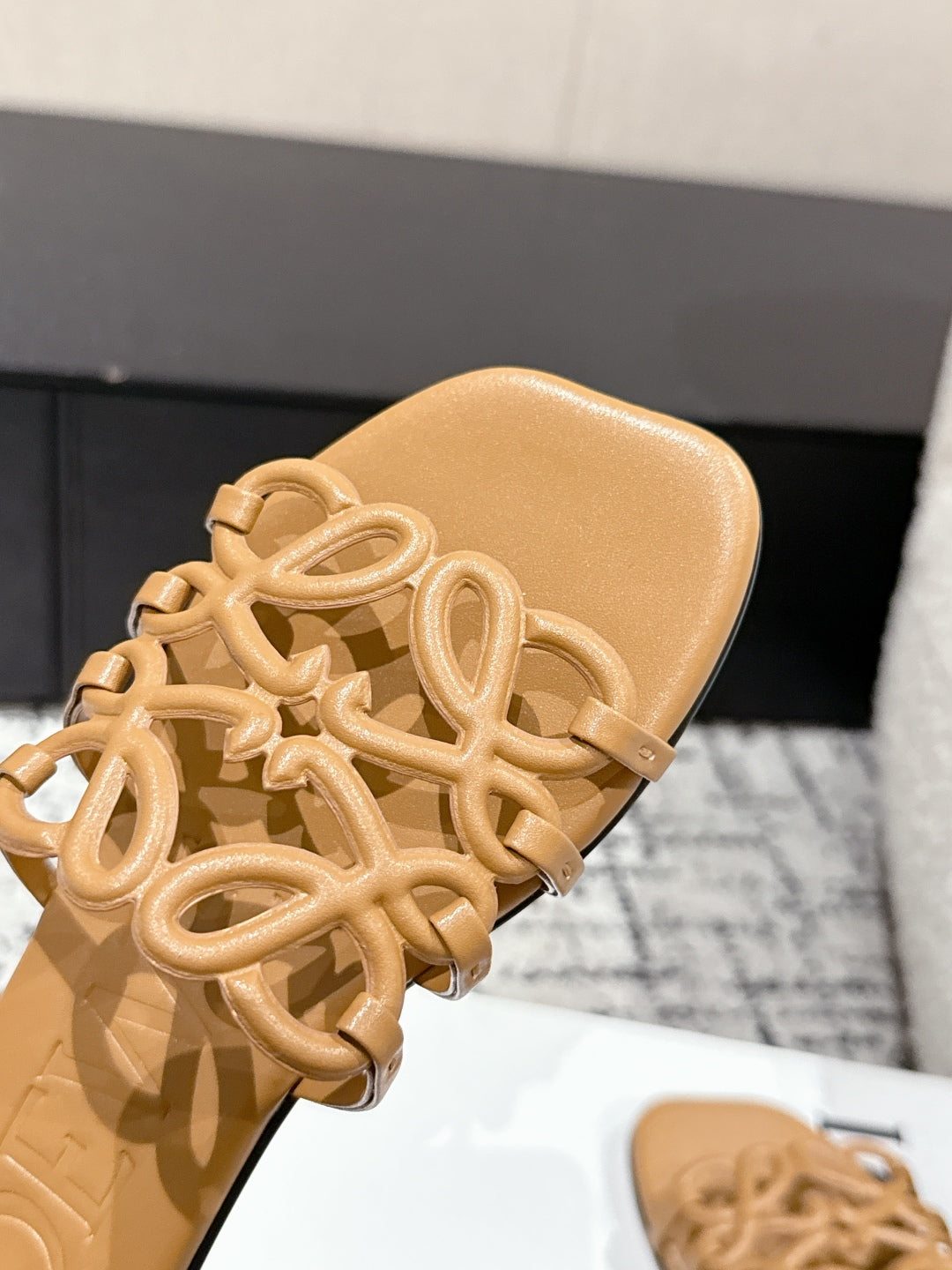 Hollow-out print flat slippers