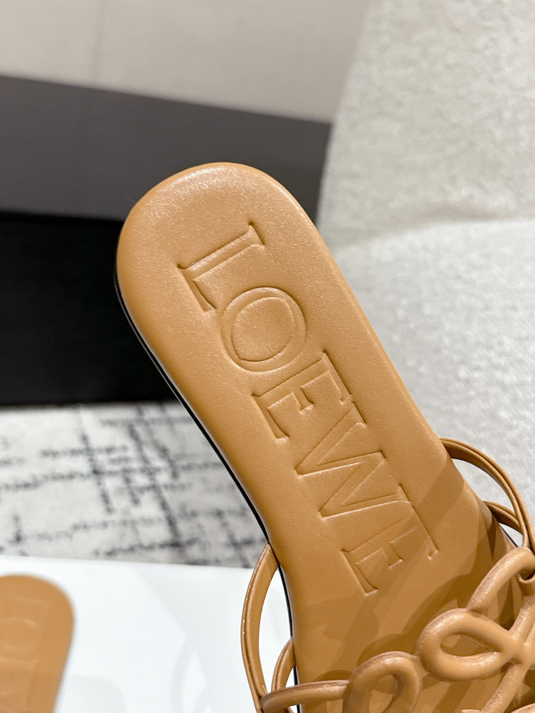 Hollow-out print flat slippers