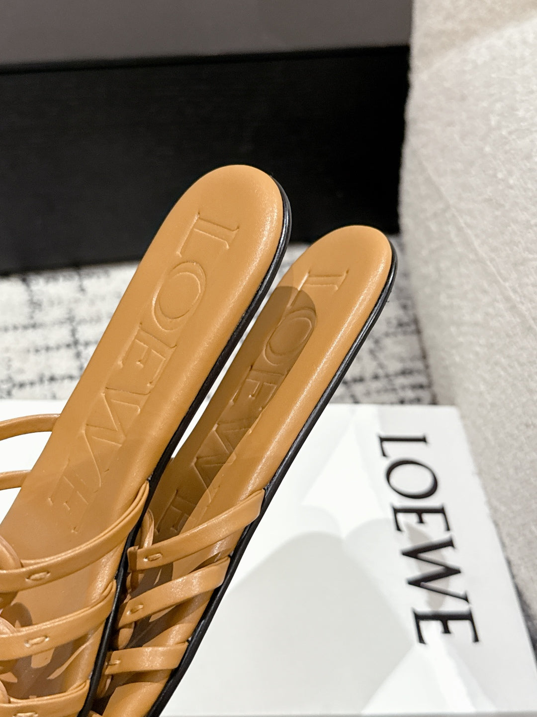 Hollow-out print flat slippers