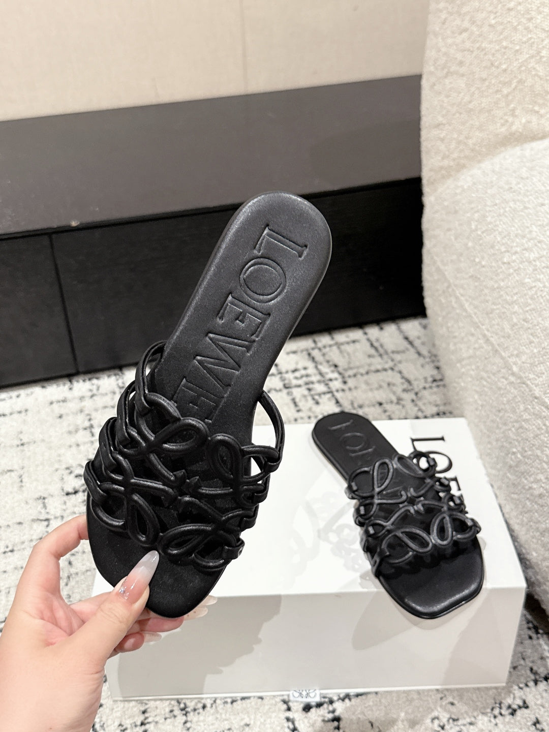Hollow-out print flat slippers