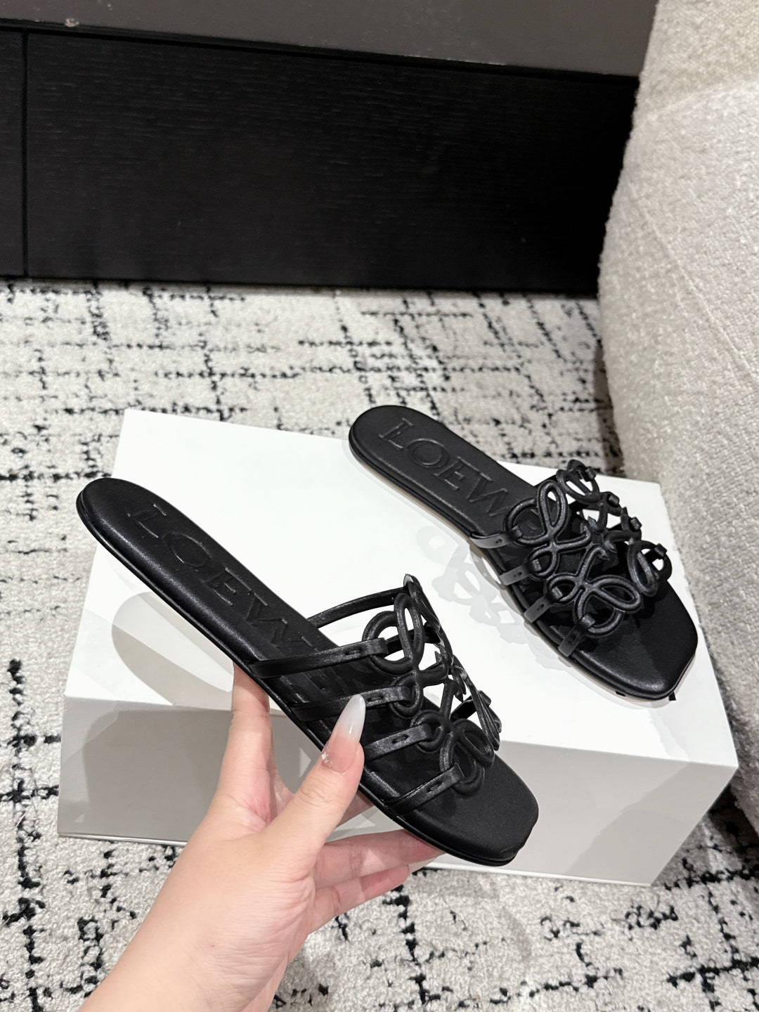 Hollow-out print flat slippers