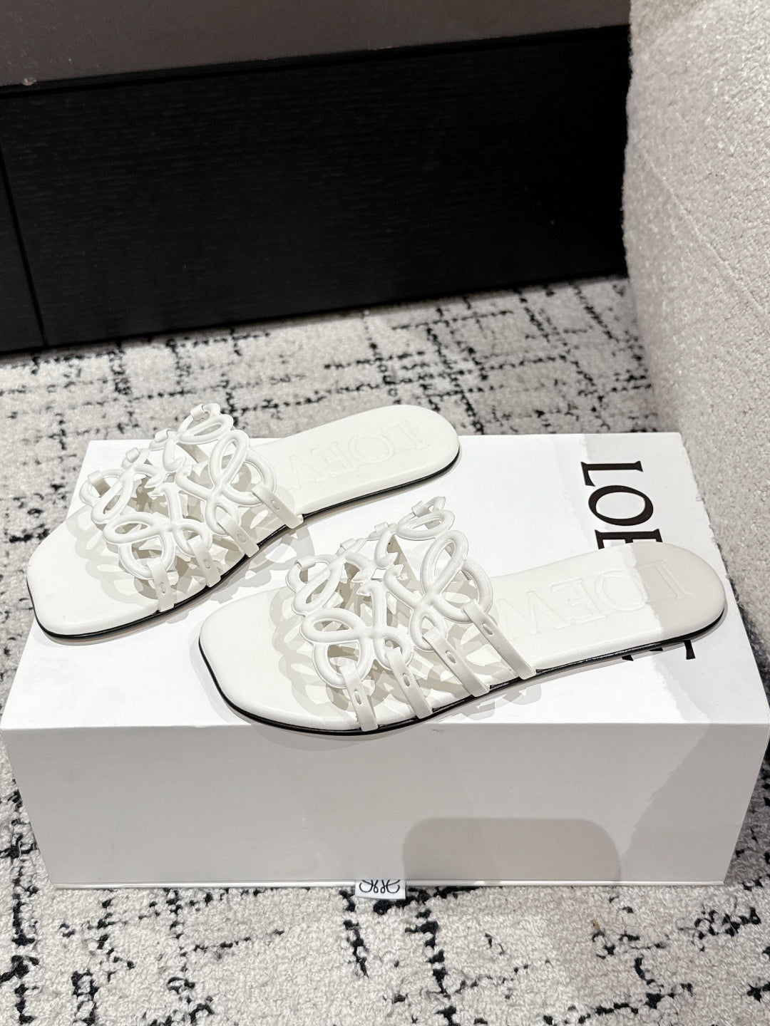 Hollow-out print flat slippers