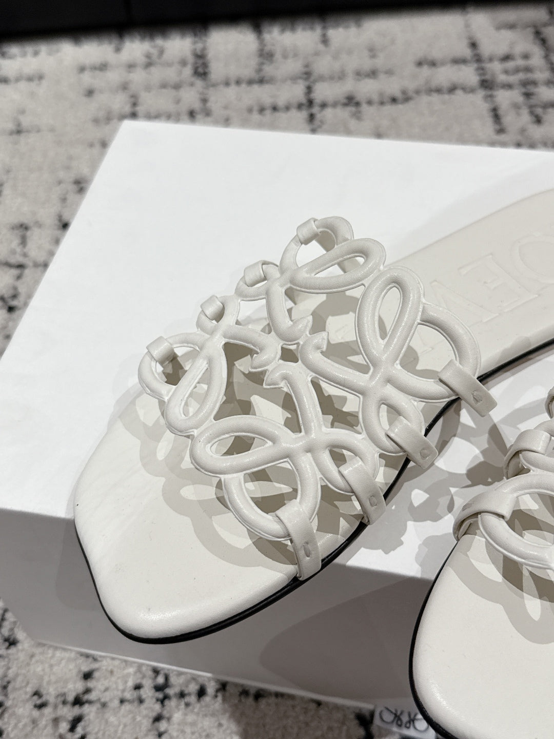 Hollow-out print flat slippers