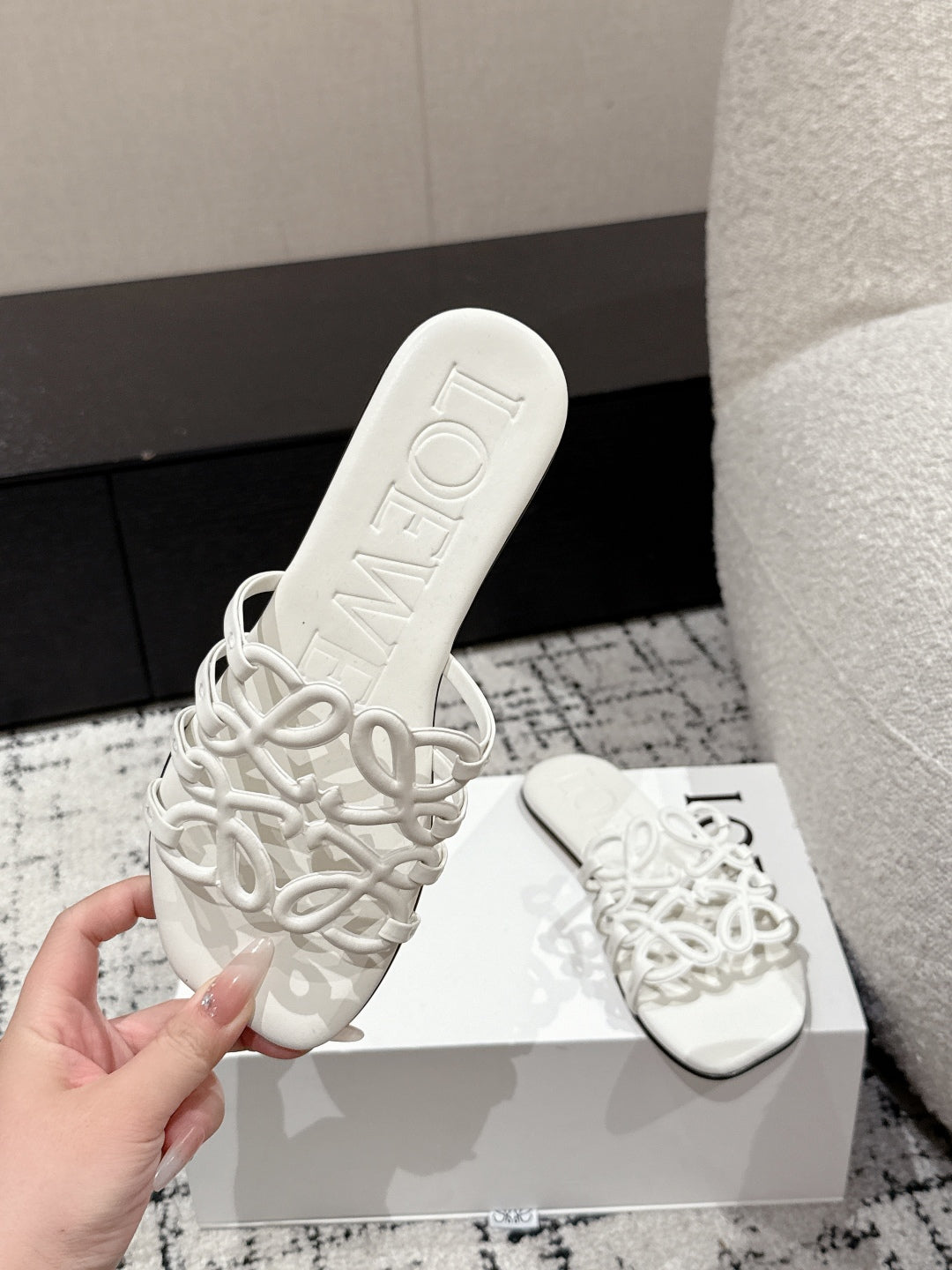 Hollow-out print flat slippers