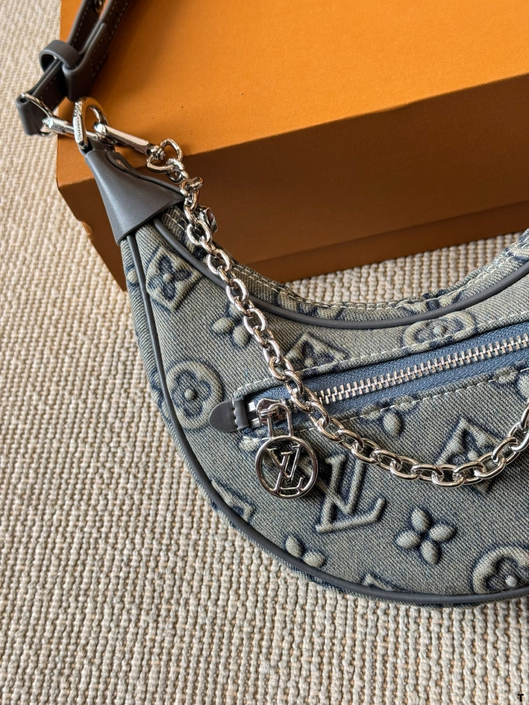 Fully embossed vintage pea bag
