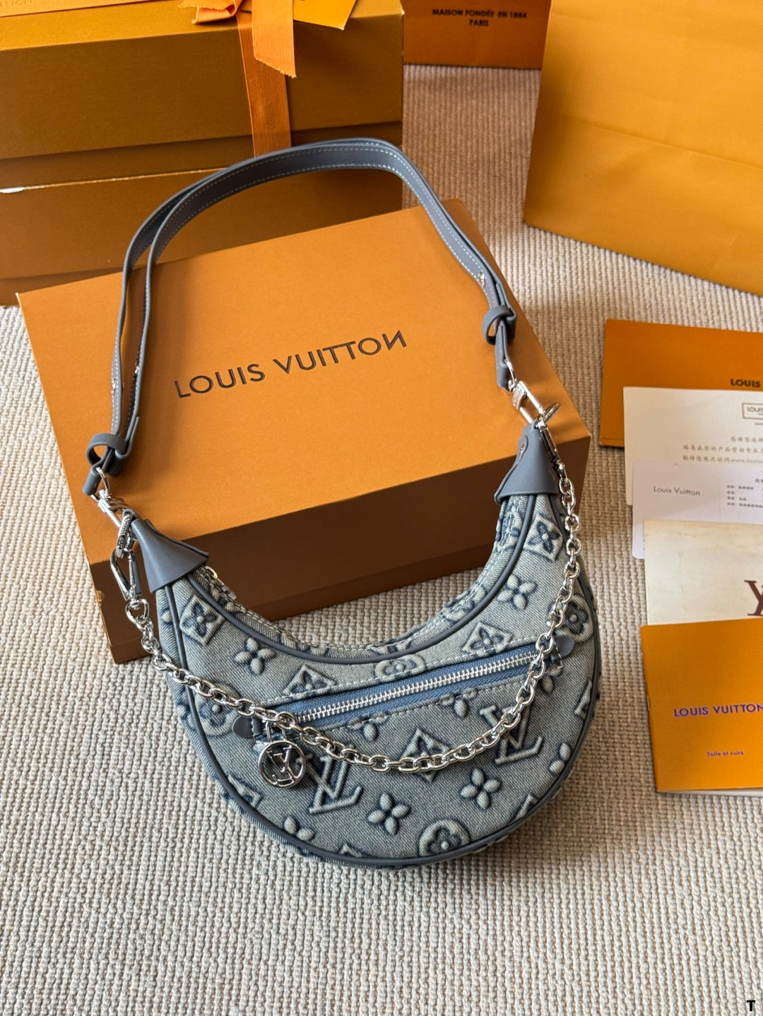 Fully embossed vintage pea bag