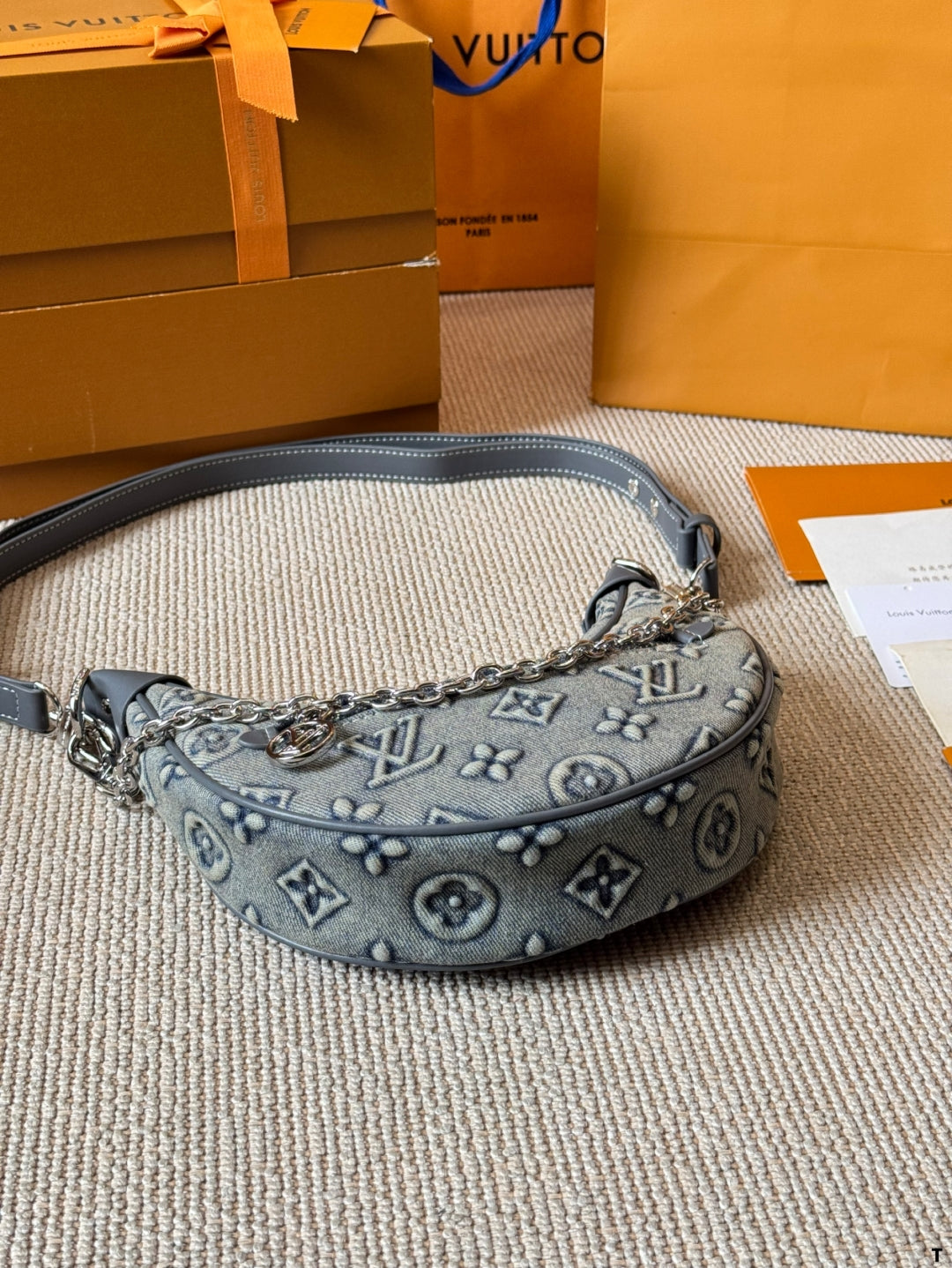Fully embossed vintage pea bag