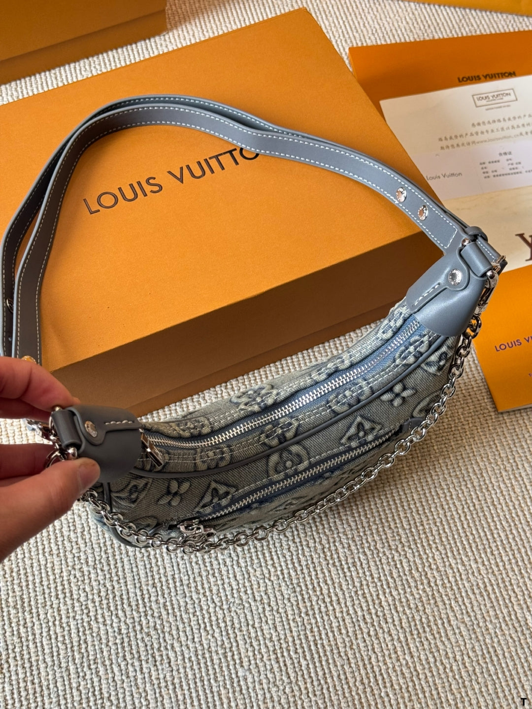 Fully embossed vintage pea bag