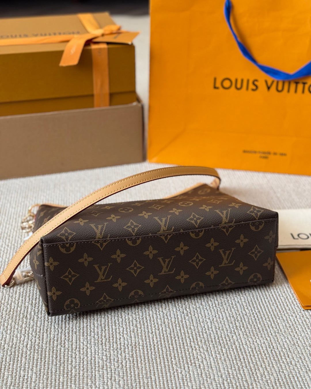 Fashionable patterned leather bag