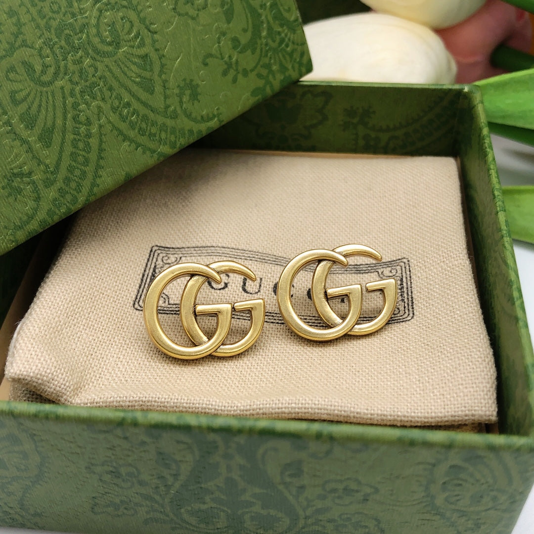 Classic versatile stud earrings